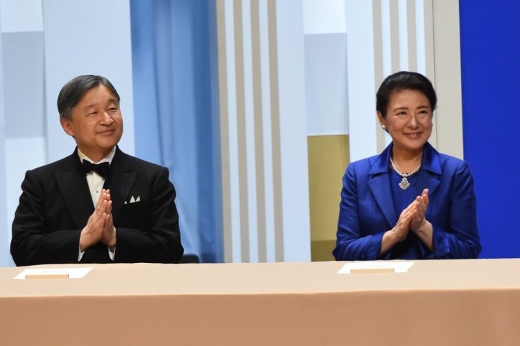 受賞者に拍手を送る天皇皇后両陛下（2025年4月、撮影／JMPA）