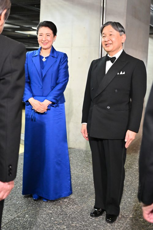関係者に挨拶をされる場面も（2025年4月、撮影／JMPA）