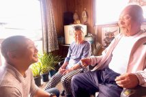 一男さん(90、写真右)は入院して治療。せん妄状態になったが、帰宅後に元気が戻った。「家が何よりの薬だった」と話す妻と萬田医師(C)まほろばスタジオ