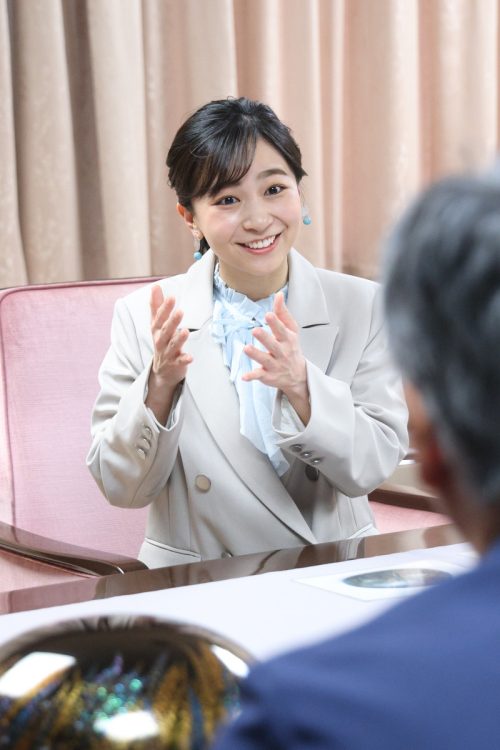 仮設工房で講師や漆芸家と懇談された（2025年4月、石川県・輪島市。撮影／JMPA）