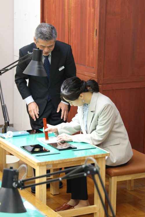 文様を彫る工程などを体験された（2025年4月、石川県・輪島市。撮影／JMPA）
