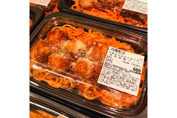 ロピアの「小林さんちのナポリタン 肉肉超絶ミート」（画像はロピア柳津店のインスタグラムより）