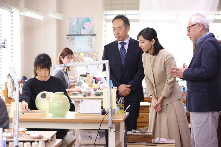 説明を受ける様子（2025年4月、石川県・小松市。撮影／JMPA）