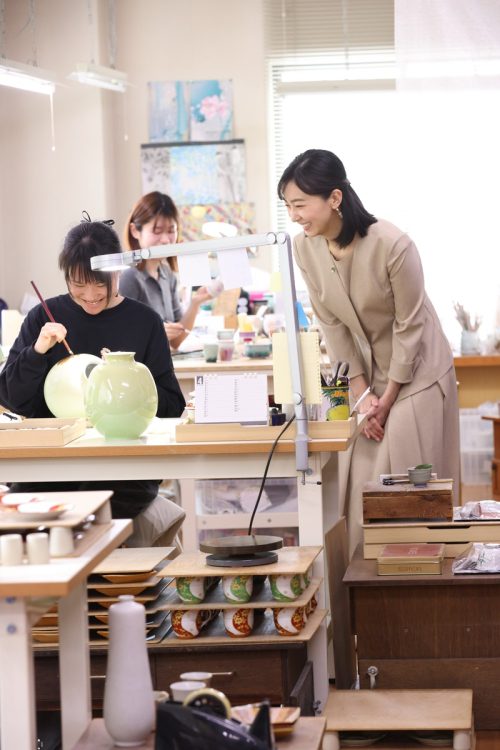 職人の絵付けや装飾を施す様子を視察された佳子さま（2025年4月、石川県・小松市。撮影／JMPA）