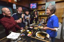 旨い酒と気心知れた常連同士の会話に1日の疲れが癒やされる