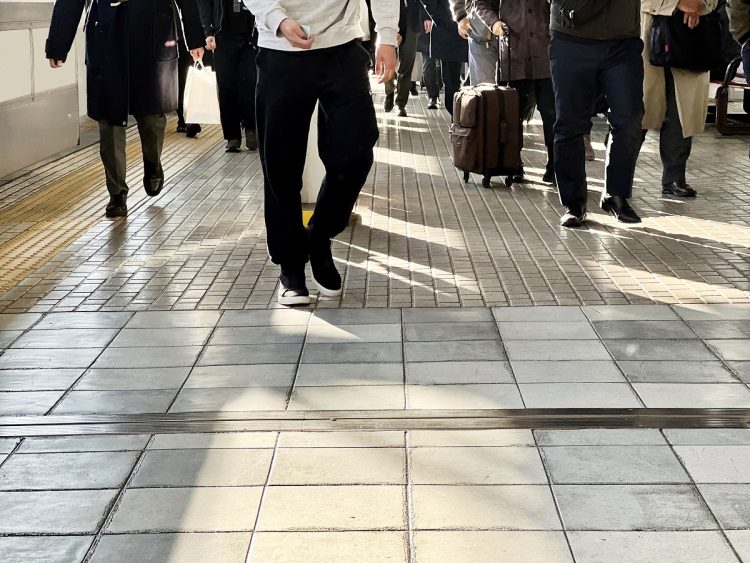 電車遅延について駅ホームで怒りすぎる人たちがいる（写真提供／イメージマート）