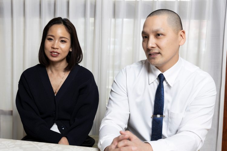 インタビューに応じる杉山夫妻