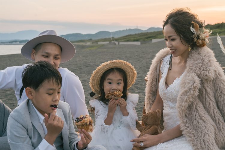 杉山夫妻と2人の子どもたち