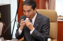 政府備蓄米で作ったおにぎりを試食する江藤拓農林水産相(時事通信フォト)
