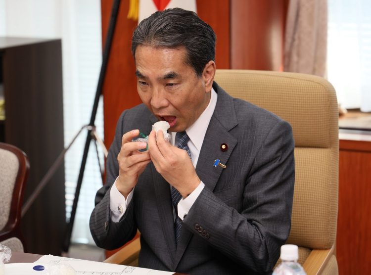 政府備蓄米で作ったおにぎりを試食する江藤拓農林水産相（時事通信フォト）