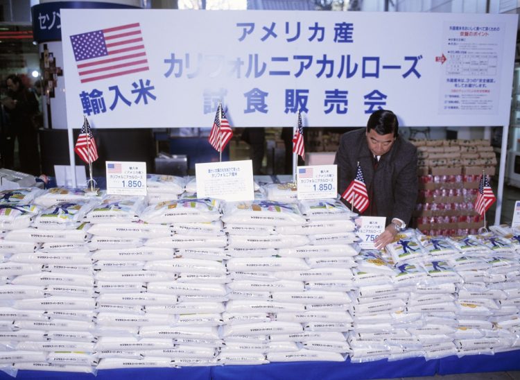 1994年2月、カリフォルニアから輸入されたコメの販売（時事通信フォト）