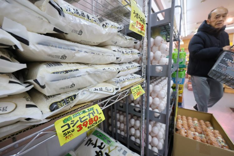 スーパーでのコメ販売価格は5キロ当たり4000円を3月に突破。以後も上がり続けている。3月21日、東京都練馬区のスーパー「アキダイ関町本店」（時事通信フォト）