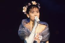 1988年12月31日、『第39回NHK紅白歌合戦』に初出場。紅組1番手で『Witches』を歌唱(C)女性セブン