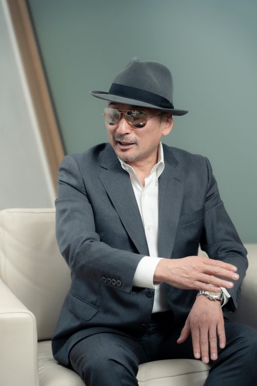 1997年、地元本牧にてクレイジーケンバンド(CKB)を結成。これまでに数多くのアーティストにも楽曲を提供し、自他共に認める東洋一のサウンドマシーンとして活躍