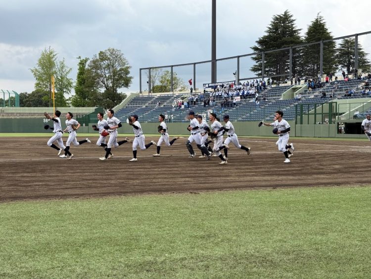 準々決勝進出を決めて歓喜するナイン