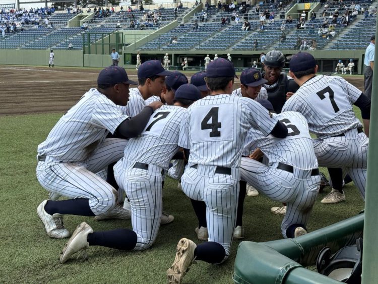 円陣を組むナイン