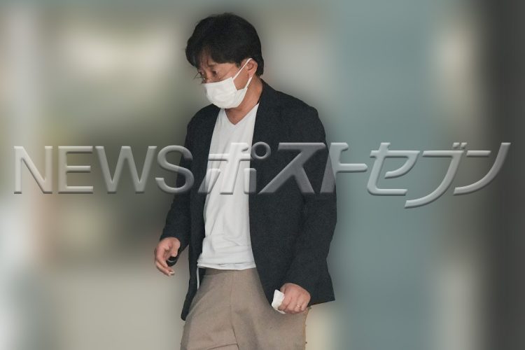 薬指には指輪が光る