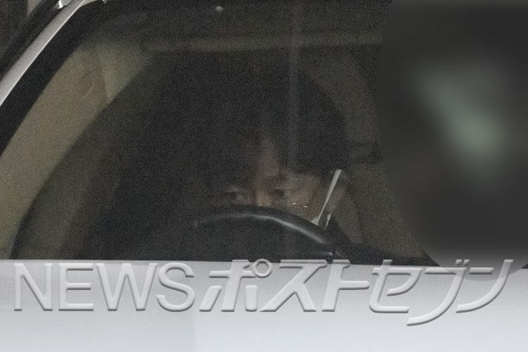 車に乗り込みハンドルを握る城島
