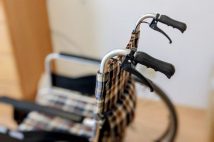 介護のためリモート勤務を続けたいが、会社からは全員出社の通達、上司も事情を理解してくれない…会社の命令に従うしかないのか? 弁護士の見解