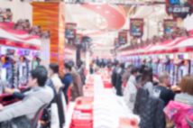 「こんな光景見たことない!」大手に買収された小規模パチンコホールの変化に戸惑うユーザー 「来店イベント開催で朝から大行列」の驚き、「快適だったホールが軍団の餌食に」の嘆きも