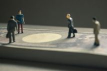 【一発でわかるお金持ちの定義】同じ資産2400万円でも「30代で年収400万円」と「50代で年収1000万円」とで評価が異なる「蓄財優等生」を導き出す方程式