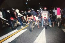 ナンバープレートを折り曲げ集団走行する「旧車會」＝［福岡県警提供］（時事通信フォト）