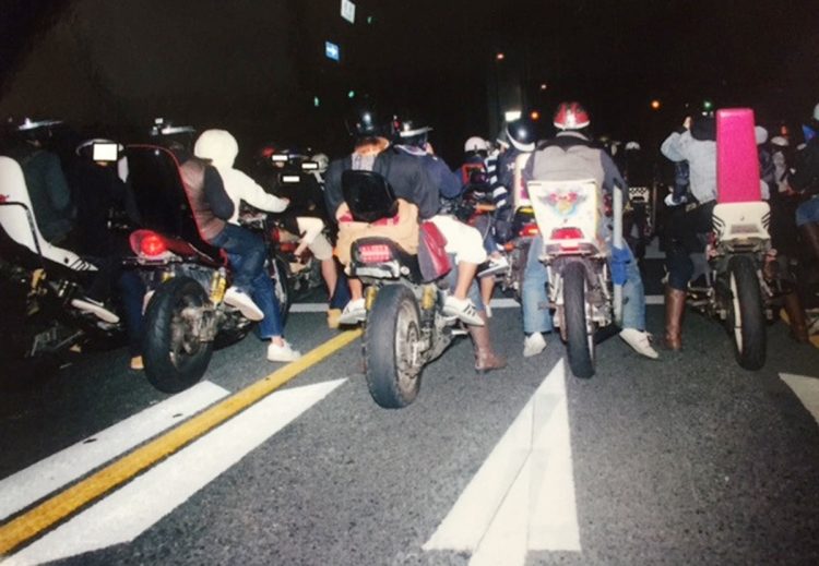 ナンバープレートを折り曲げ集団走行する「旧車會」＝［福岡県警提供］（時事通信フォト）