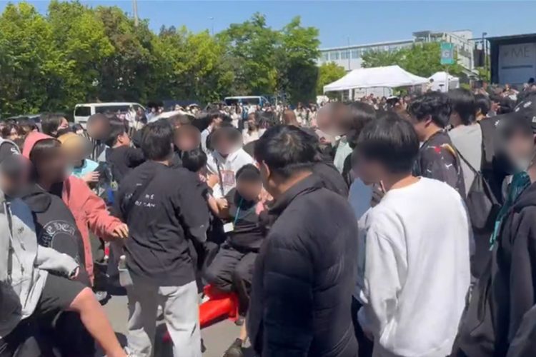 スタッフが地面に投げ飛ばされている一幕(Xアカウント@Y0Eql提供)