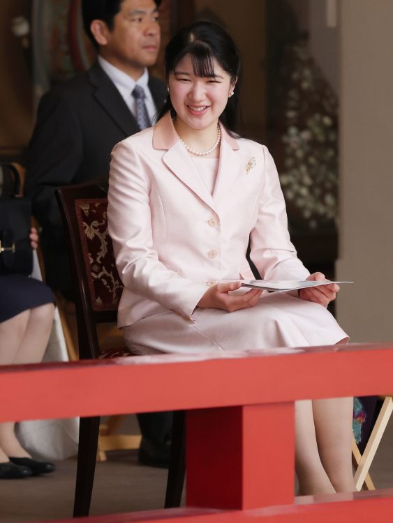光沢のあるスーツは高級感を演出（2025年4月27、撮影／JMPA）