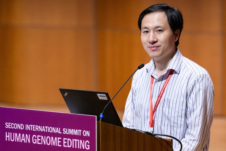 2018年、香港大学で開かれた「第2回ヒトゲノム編集国際サミット」で賀建奎・南方科技大元副教授が世界初のゲノム編集した赤ちゃんと誕生させたと発表した。のちに違法医療行為の罪で罰金300万元と懲役3年の実刑判決がくだった。2022年に釈放(AFP=時事)