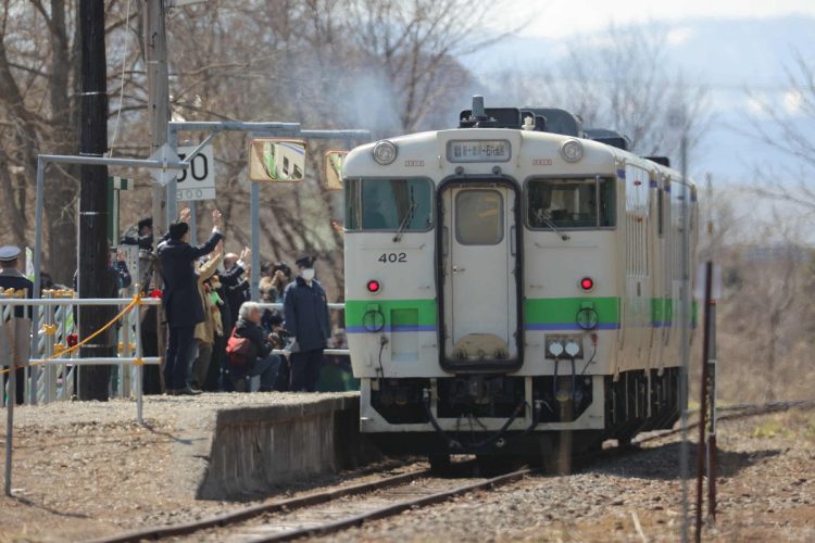 一部区間の運行を終えるJR北海道・札沼線の最終列車2020年4月17日、北海道新十津川町。これにより、札沼線は北海道医療大学駅が終着駅となった（時事通信フォト）
