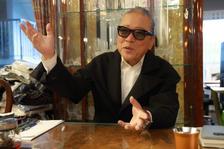 現在は東京と軽井沢を行き来しているという