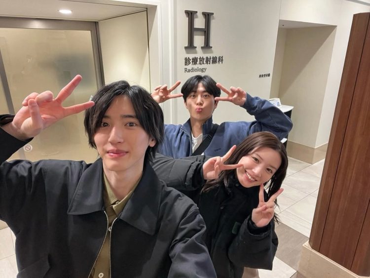 ピースをする永野芽郁、道枝駿佑、キム・ムジュン（公式インスタグラムより）