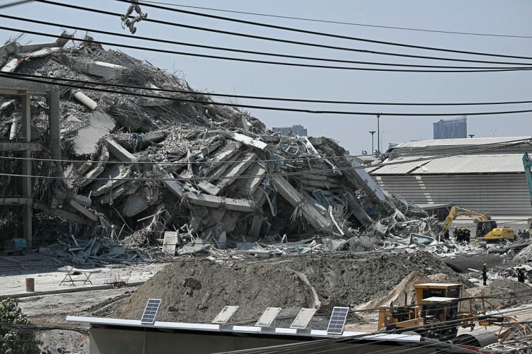地震によって倒壊した建設中のビル。2025年3月28日、タイ・バンコク（AFP＝時事）