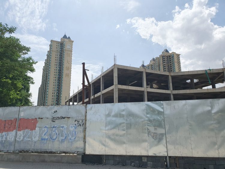 中国・寧夏回族自治区石嘴山市の建設が止まった建物（手前）。奥は経営危機が続く不動産開発大手、中国恒大集団が手掛ける高級マンション。2024年7月（時事通信フォト）