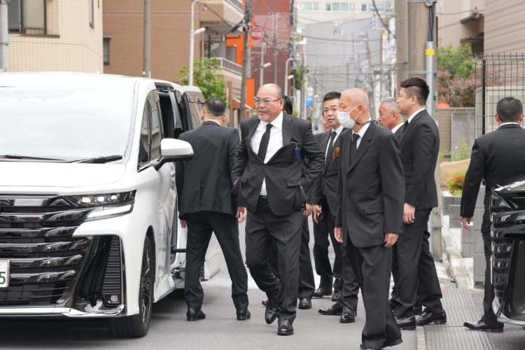 続々と会場入りする直参組長ら