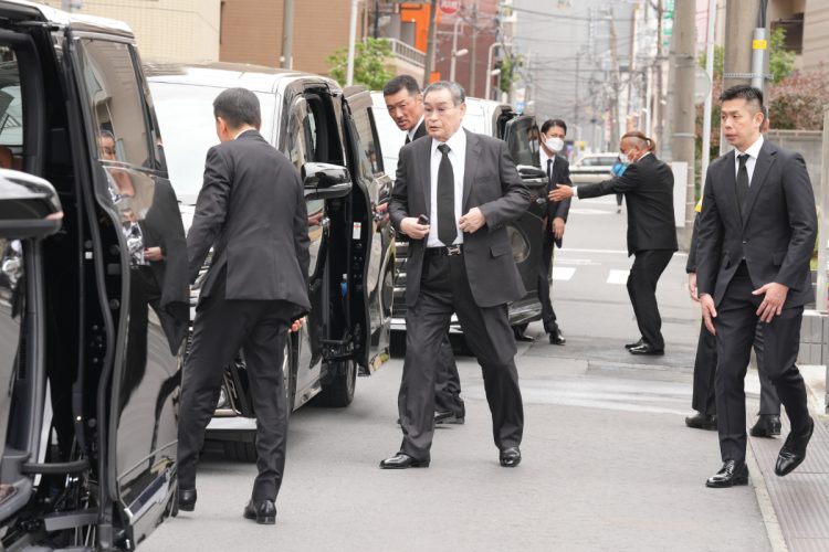 渋滞を起こさぬよう、直参組長は大通りで車を降りて事務所まで歩く
