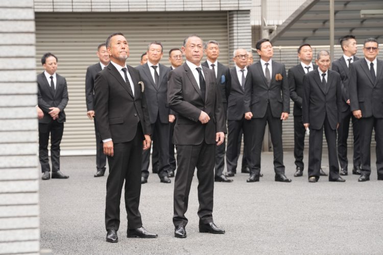 直参組長が事務所から出て整列を始める