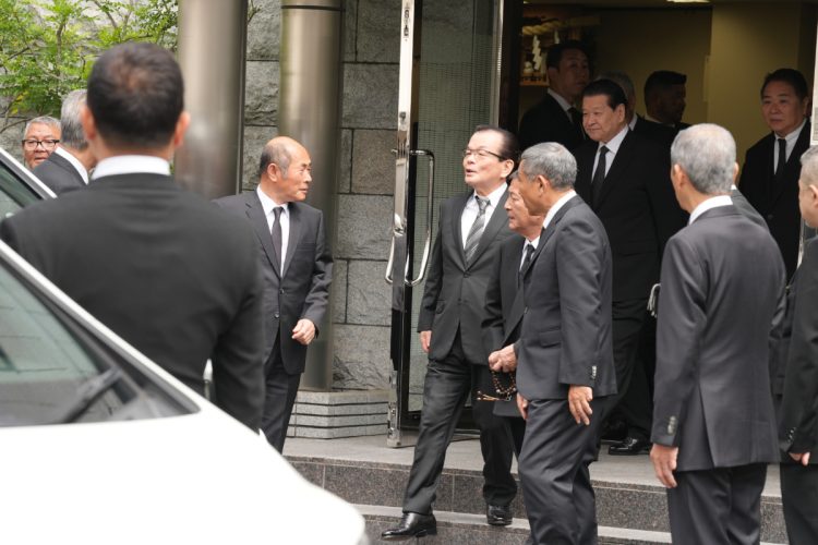 清田総裁との別れを済ませた小林四代目