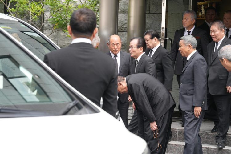 内堀会長と小林四代目が言葉をかわす