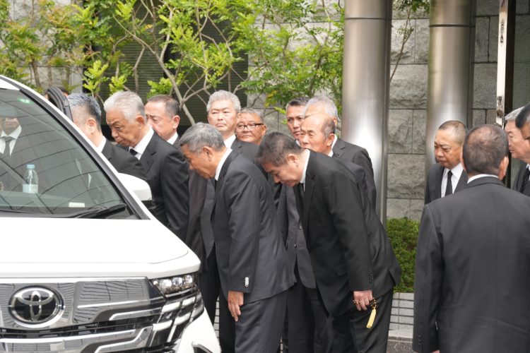 頭を下げる内堀会長ら