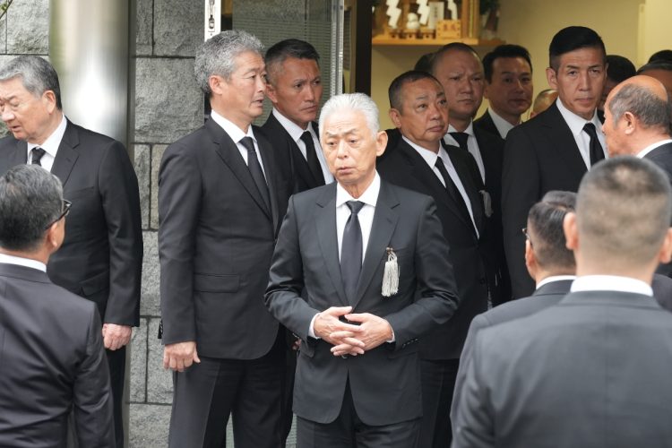 組葬が終わり、会場から出てきた内堀会長
