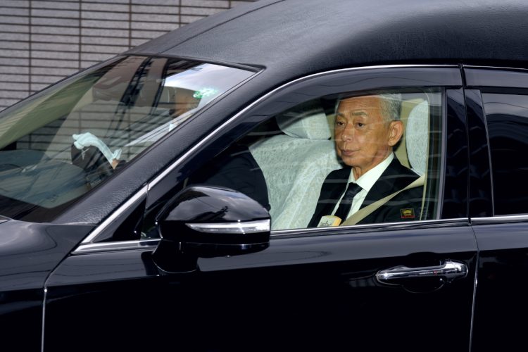 霊柩車の助手席に乗った内堀会長