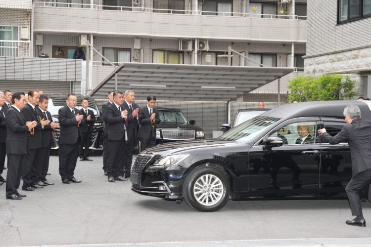 静かに合掌、黙礼で見送った