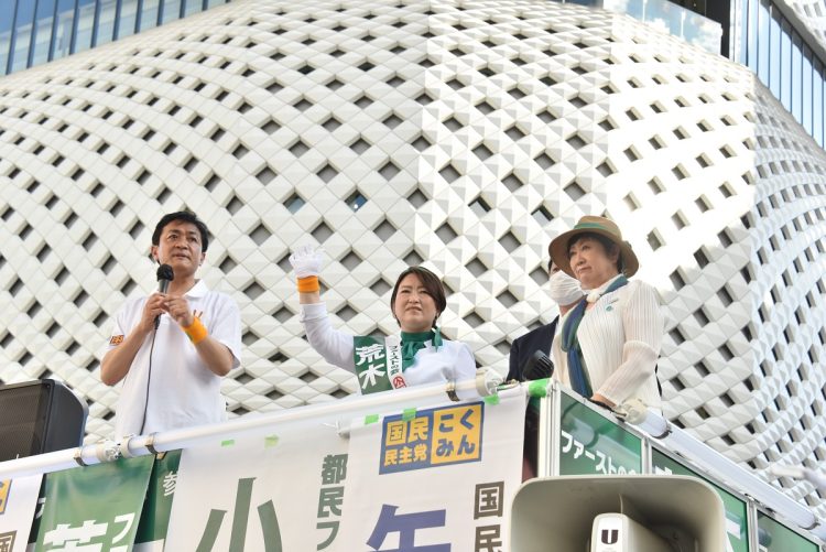 2022参院選で国民民主党は東京選挙区で候補者を擁立できなかった。小池都知事（右）率いる都民ファーストの会候補者の応援演説に立つ玉木氏（2022年6月撮影：小川裕夫）
