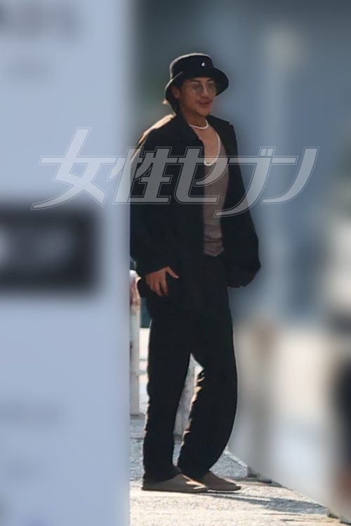 ラフな格好の赤西