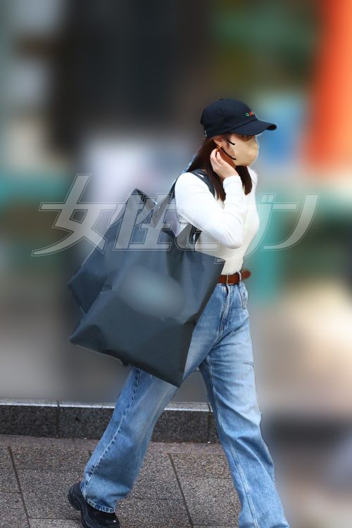 大きな紙袋を持つ広瀬