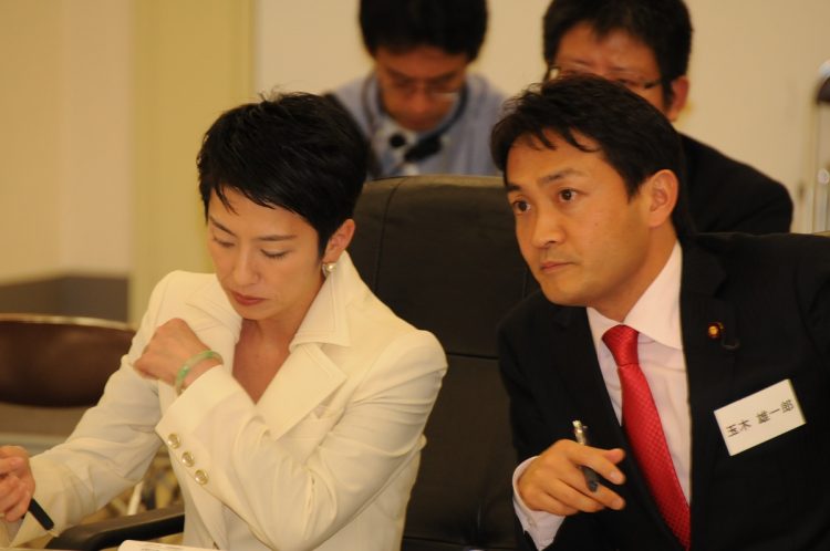 事業仕分けで蓮舫行政刷新担当大臣（当時）と親しげに会話する玉木氏（2010年10月撮影：小川裕夫）
