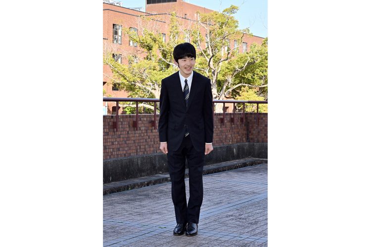すっかり大学に馴染んだという悠仁さま(時事通信フォト)