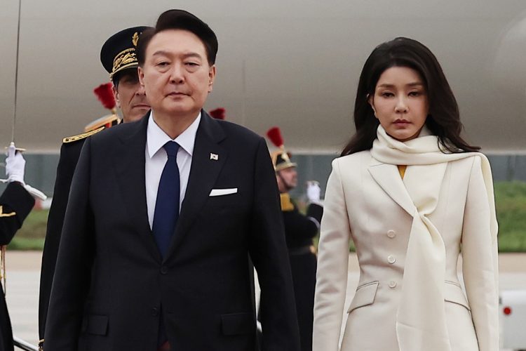 尹錫悦前大統領（左）の夫人・金建希氏に贈賄疑惑（時事通信フォト）